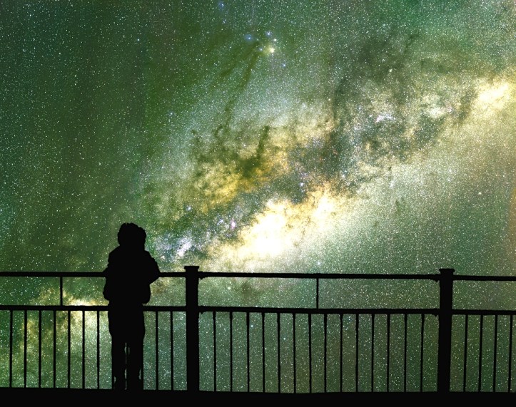 Child-looking-at-stars.